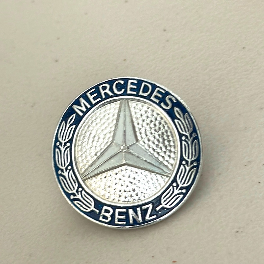Mercedes Benz W126 Radiator Grille Emblem